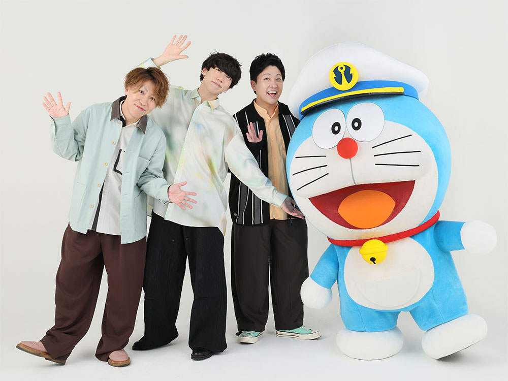 ドラえもんとsumikaのメンバーが並んだ写真
