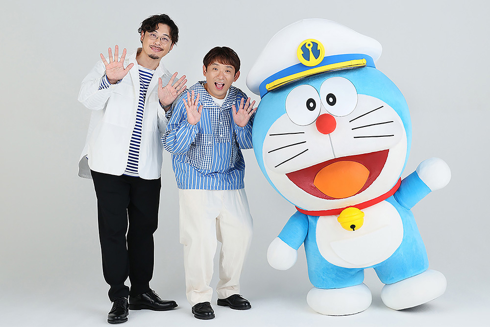 ドラえもんとアルコ＆ピースさんのスリーショット写真