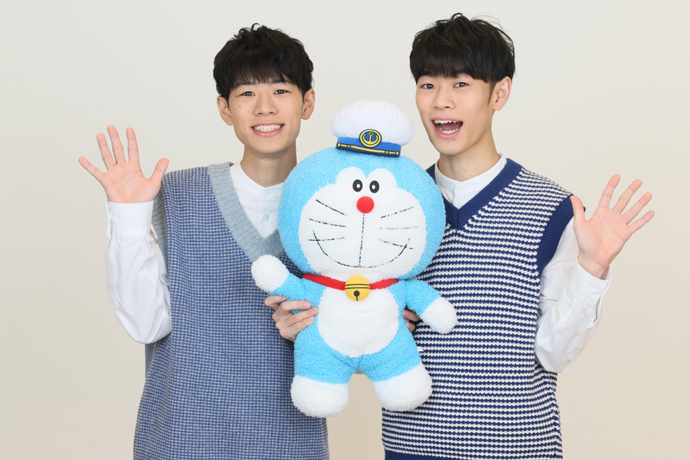 ドラえもんとQuizKnockの東兄弟とのスリーショット写真
