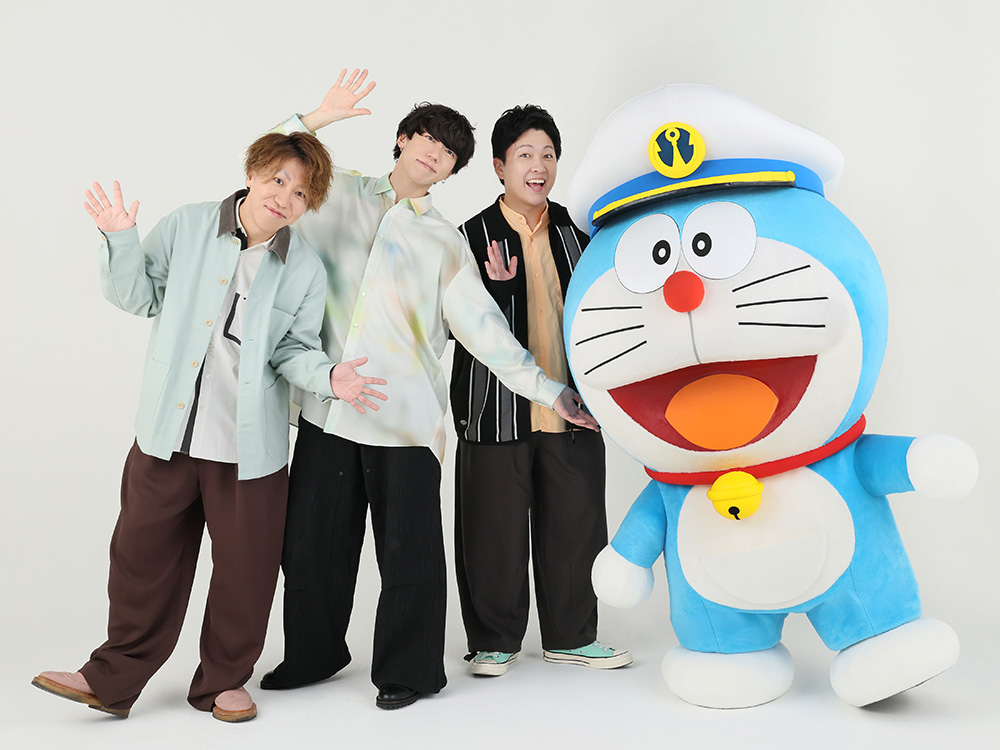 ドラえもんとsumikaのメンバーが並んだ写真